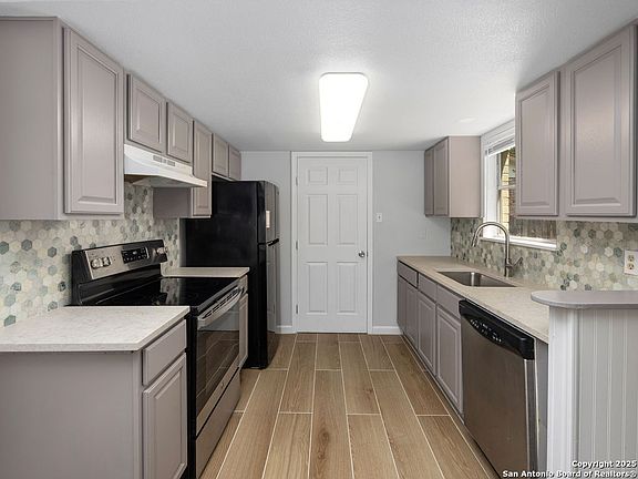 5th image of 310 DIANA DR