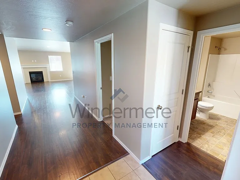 1215 SW Settlement St — Photo 2