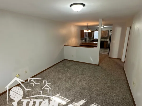 2780 Village Ln, Oshkosh, WI 54904