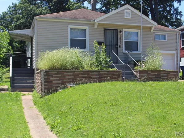 7452 Esterbrook Dr, Saint Louis, MO 63136