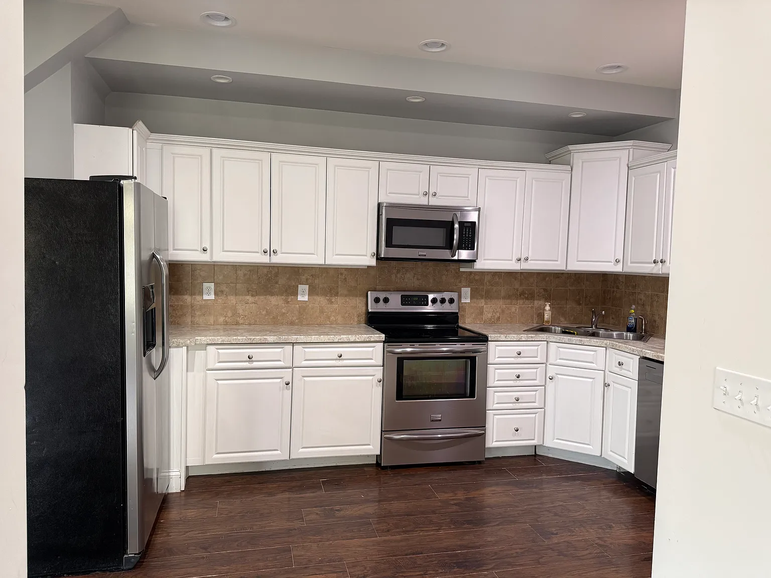 2 bed, 1300 sqft, $2,100 — Photo 4