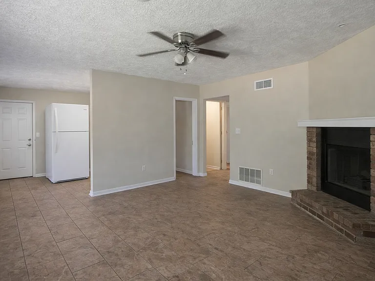 125 Laurie Dr — Photo 2