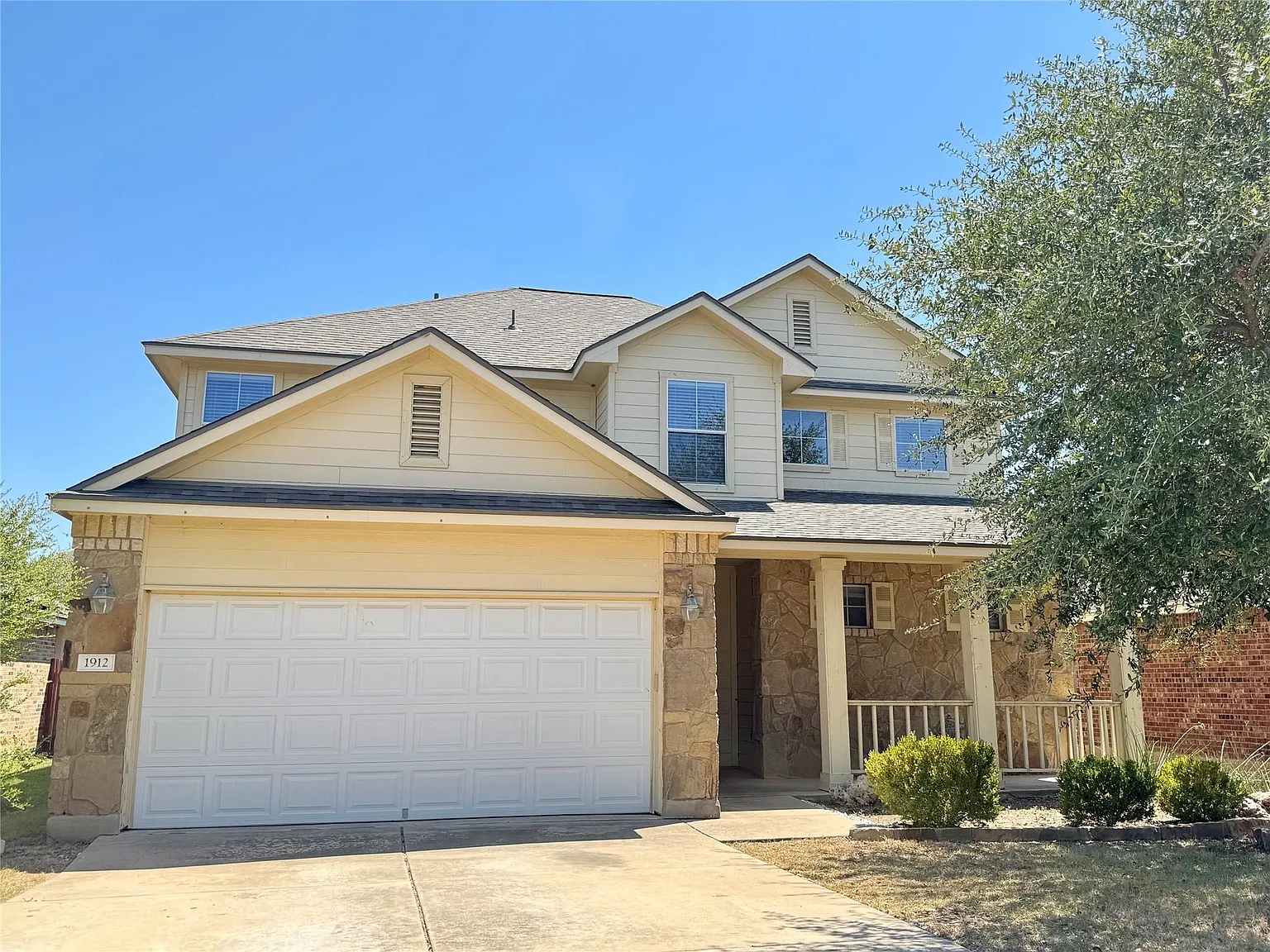 4 bed, 2.5 bath, 2516 sqft, $2,450 — Photo 1
