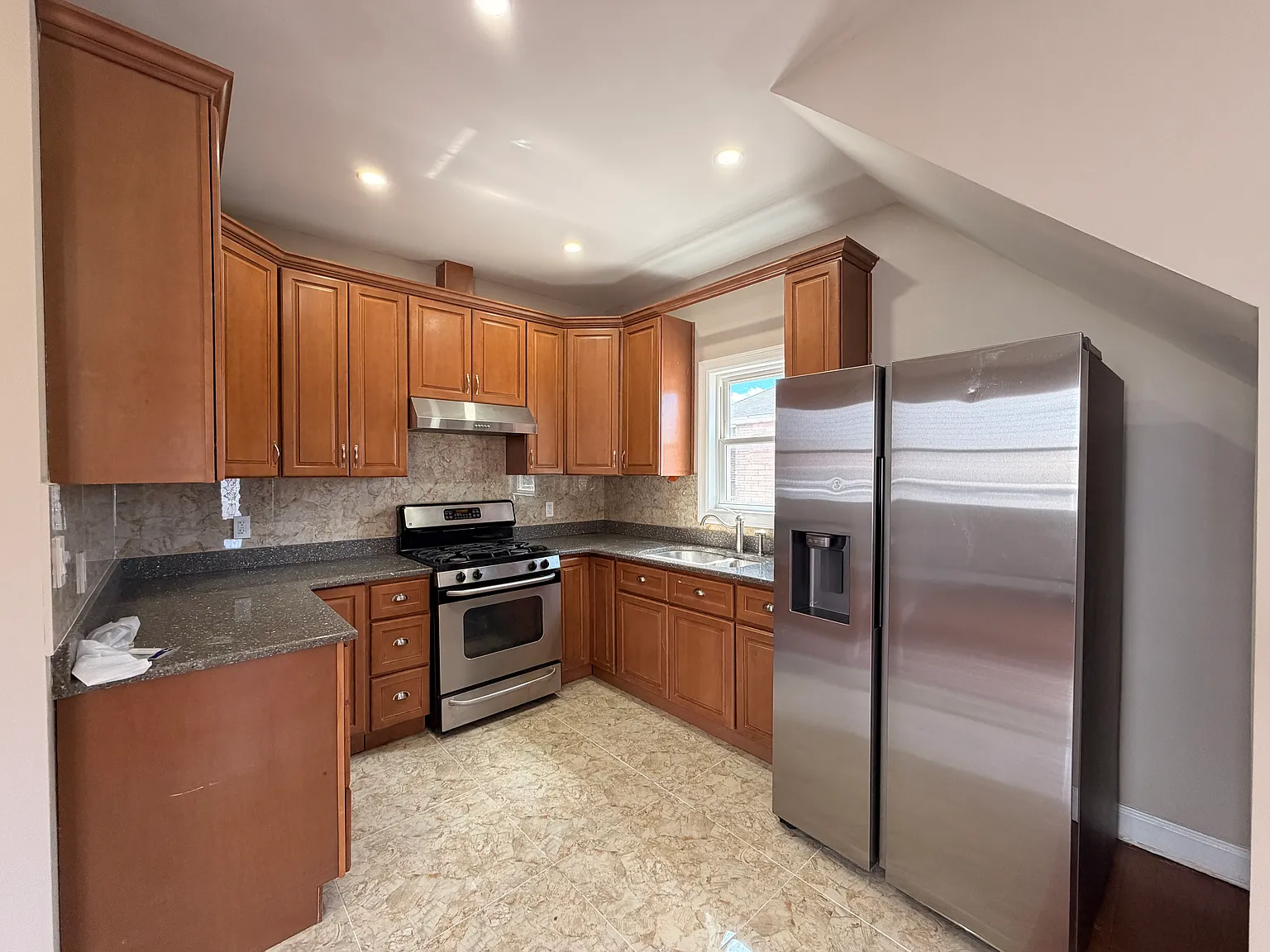 3 bed, 1.5 bath, 1000 sqft, $3,000 — Photo 1