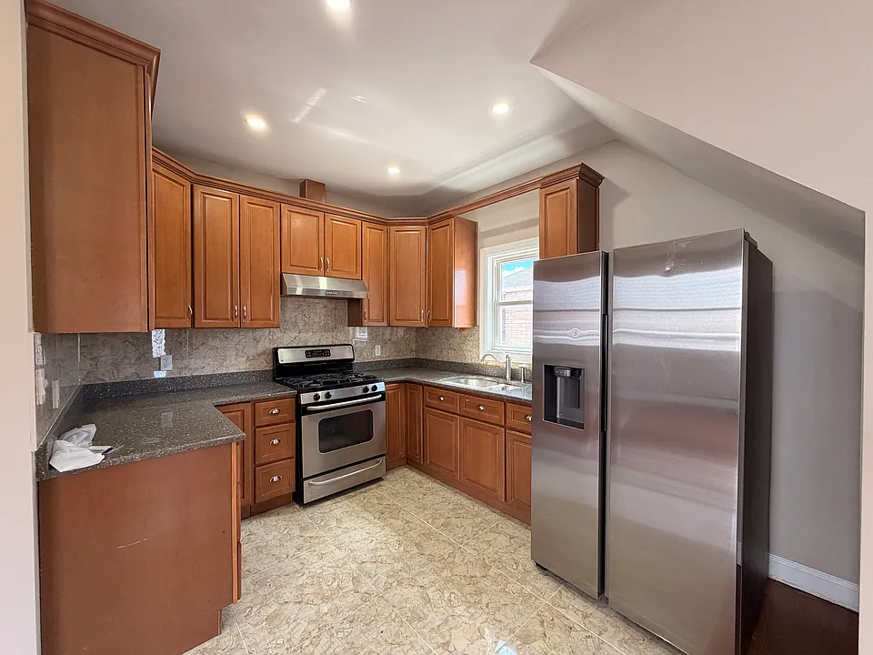 2566 Laconia Ave #1