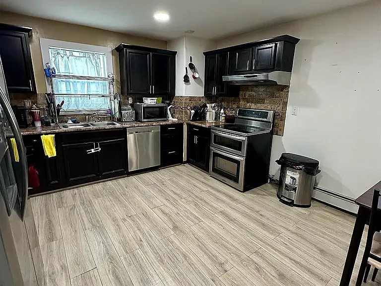 4 bed, 2000 sqft, $3,200 — Photo 4