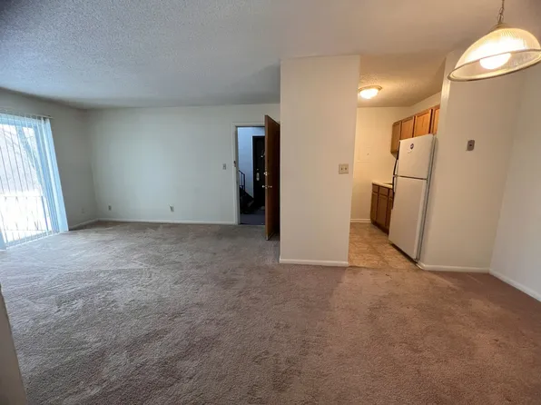 3206 Spring Valley Ln #D, Cedar Falls, IA 50613