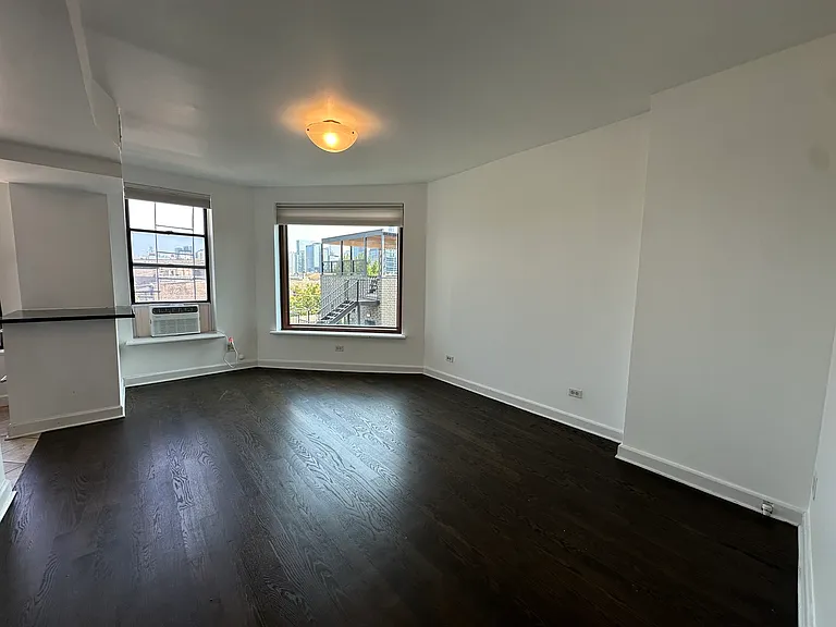 607 N Noble St #4 — Photo 2
