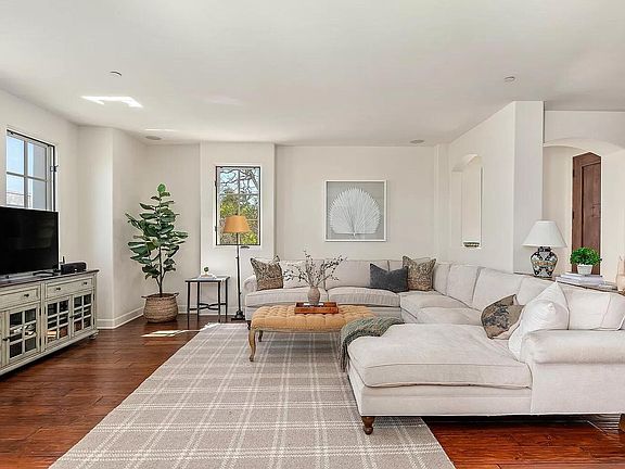 3rd image of 216 E Figueroa St #D