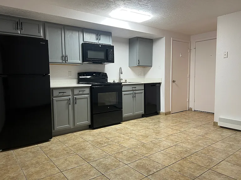 Modern 620 SF Updated 1 Bed Apts w/ Balconies in Ridgecrest — Photo 29