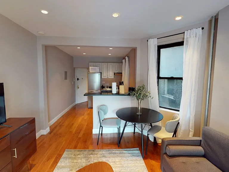 715 E 5th St #3-B — Photo 1