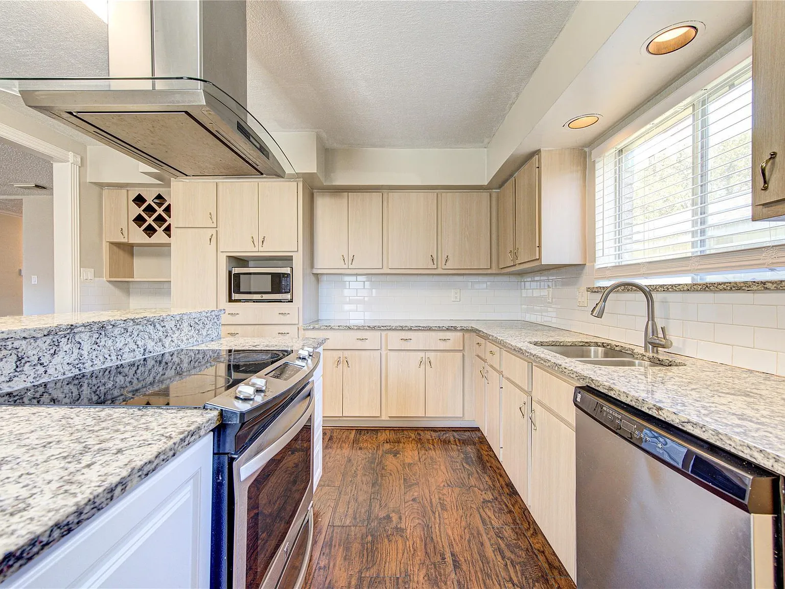 4 bed, 2.0 bath, 1520 sqft, $1,900 — Photo 4