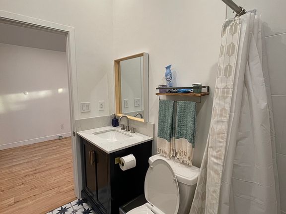 5th image of 6605 Clybourn Ave