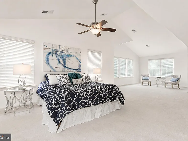 120 Nassau Dr — Photo 17