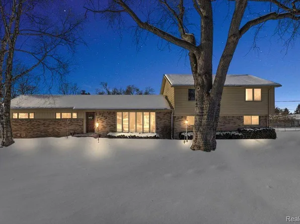 2379 Robell Dr, Commerce Township, MI 48390