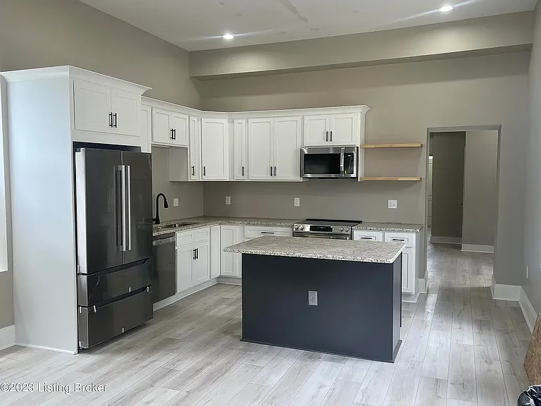 938 Swan St — Photo 1
