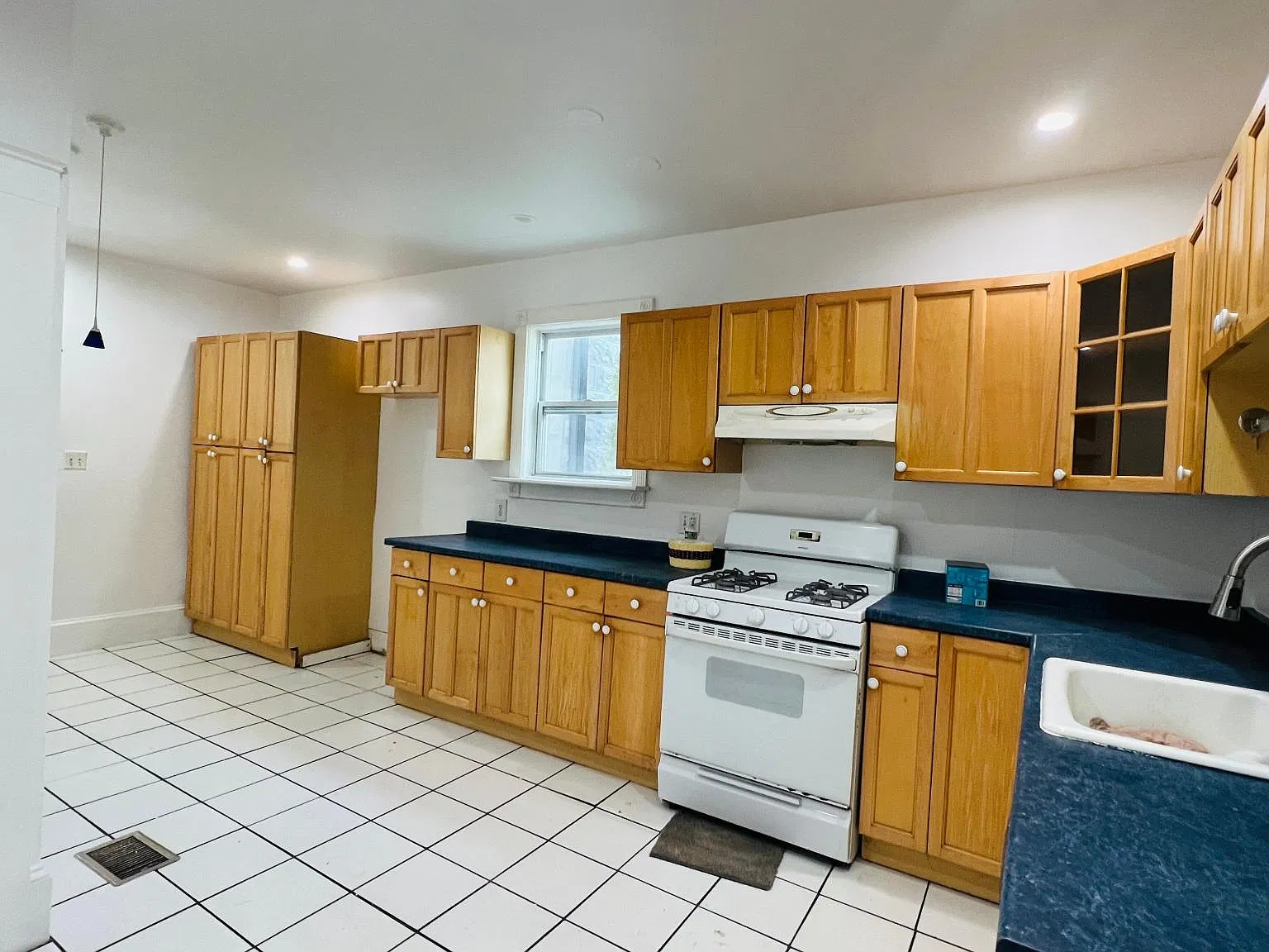 4 bed, 1200 sqft, $3,750 — Photo 2