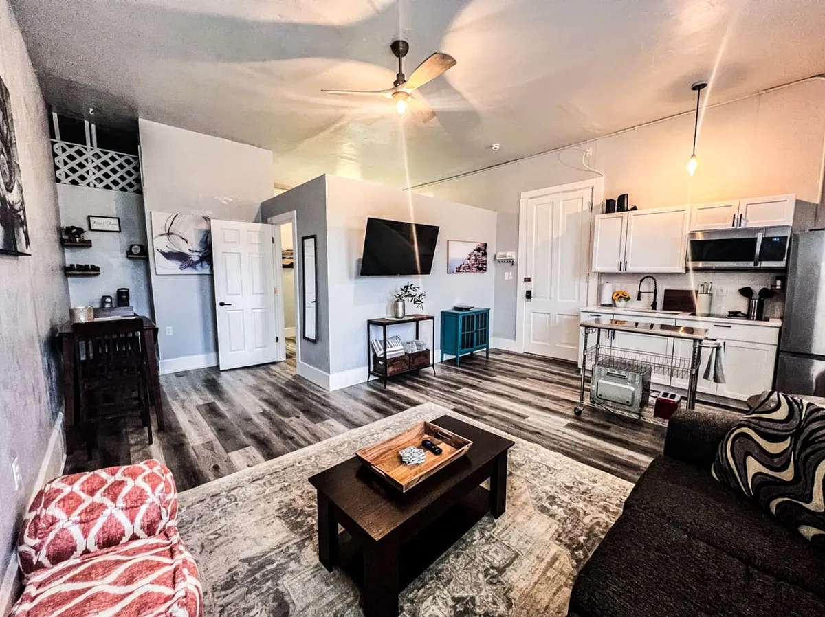 Building Photo - 427 E Mill St #1
