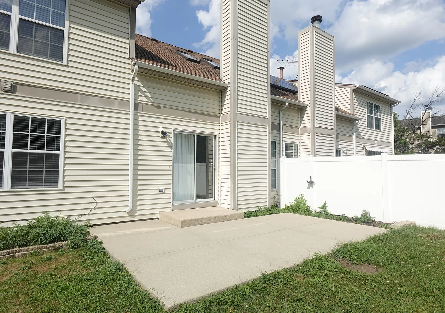 4 bed, 1952 sqft, $2,795 — Photo 2