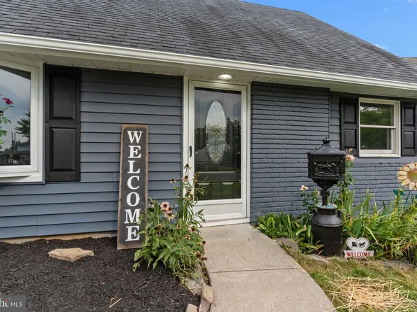 14 Iris Rd, Levittown, PA 19057