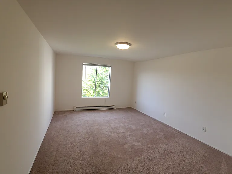 Mont Clare Apartments — Photo 8