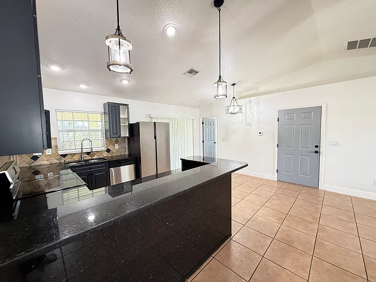 2712 SW 2nd Ave — Photo 10