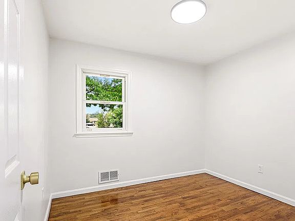 5th image of 3050 Richmond Ave