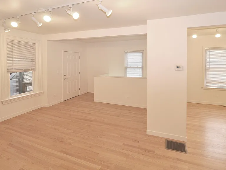Wicker Park Big 3 Bedroom 2 Bath Private Coach House. Decks and Outdoor Space. — Photo 9