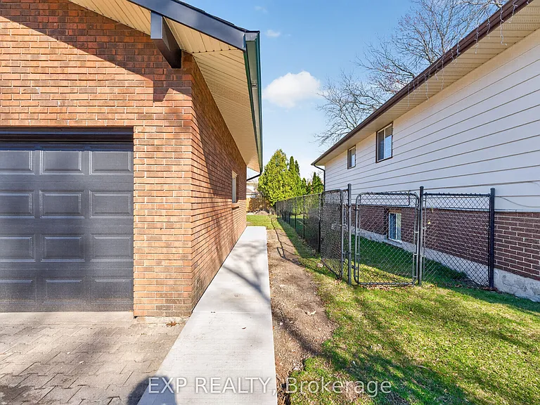 2580 Noella Cres #LOWER — Photo 32