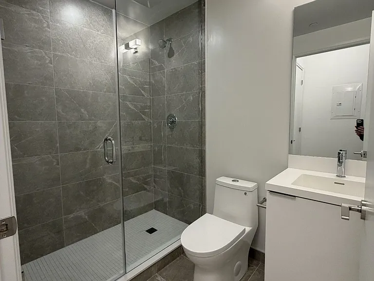 400 King St W #812 — Photo 3