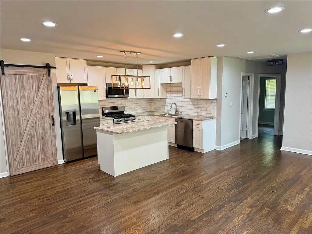 3 bed, 2.5 bath, 1258 sqft, $2,450 — Photo 3