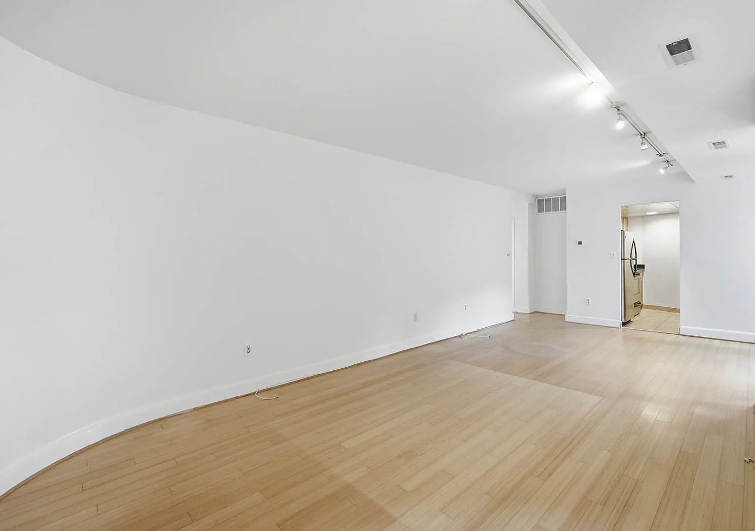 Logan Circle Condo | 1 Bed | 1 Bath | 750 Sf — Photo 2