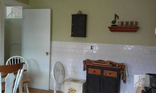 3 bed, 1.0 bath, 1000 sqft, $3,100 — Photo 2