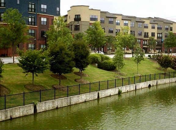 Beautiful Planned Community w/ Parks and lake