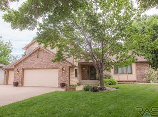 2104 S Acacia Cir, Sioux Falls, SD 57106