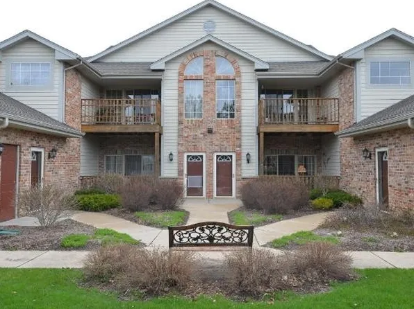 628 Hillcrest Rd, Saukville, WI 53080
