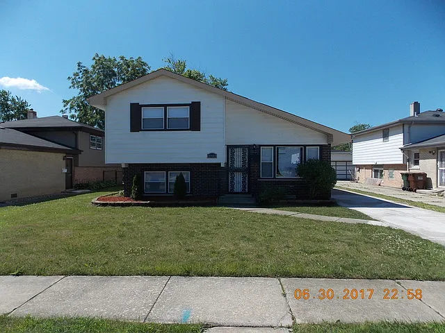 3907 168th Pl photo 1