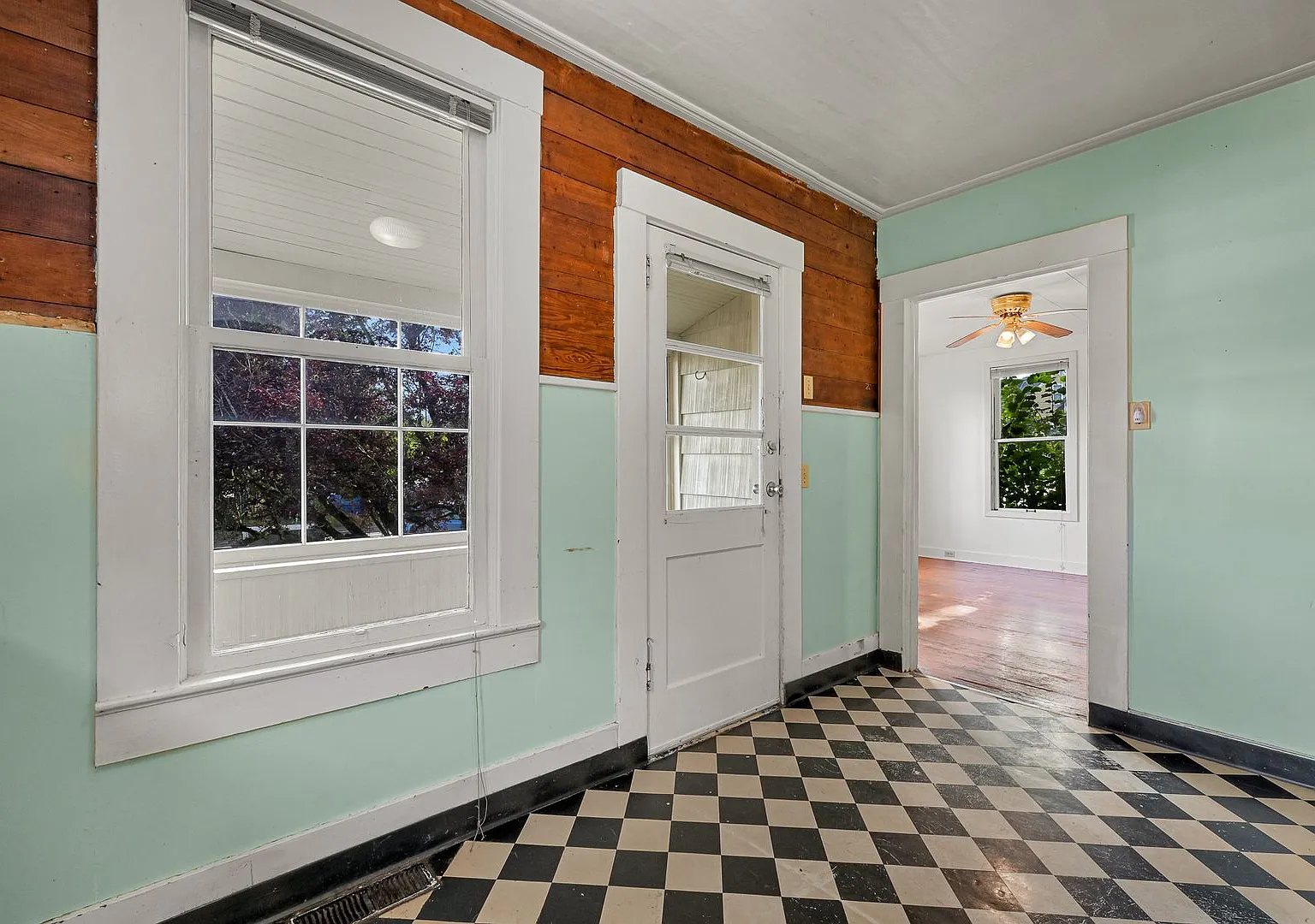 Limited-Time Offer: $25 Application Fee, Apply Today! 5-bedroom, 2 bath home available in York ne... — Photo 4