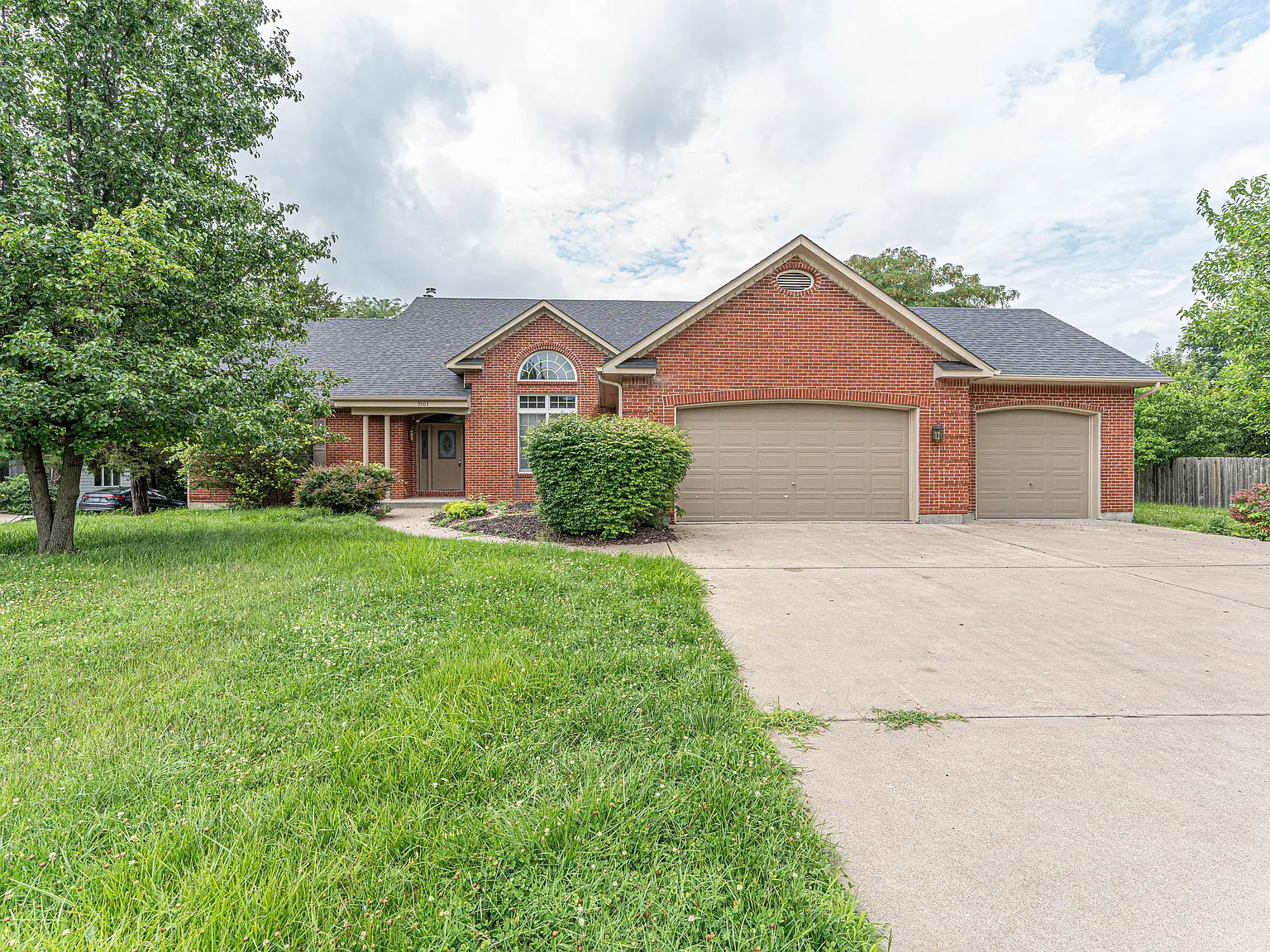 5 bed, 3.5 bath, 3216 sqft, $3,000 — Photo 3