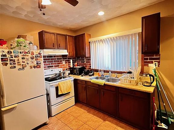 4th image of 122 Willis Ave #A