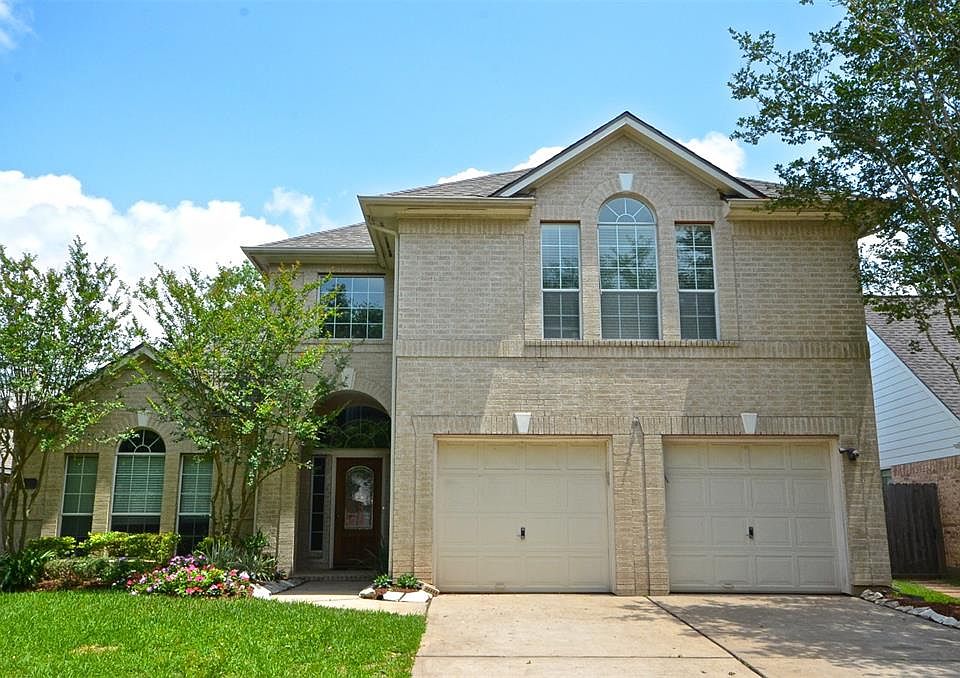 Lovely 2 story 4 bedroom 2 1/2 bath on a tree lined street in First colony.