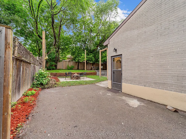 54 Manitoulin Dr — Photo 23