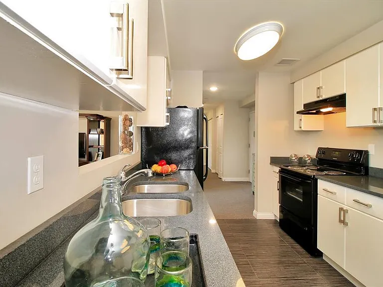 685 W Broadway #7J — Photo 2