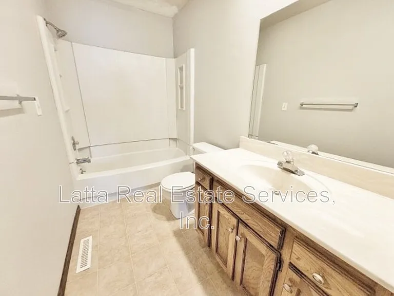 410 NW 3rd St — Photo 9