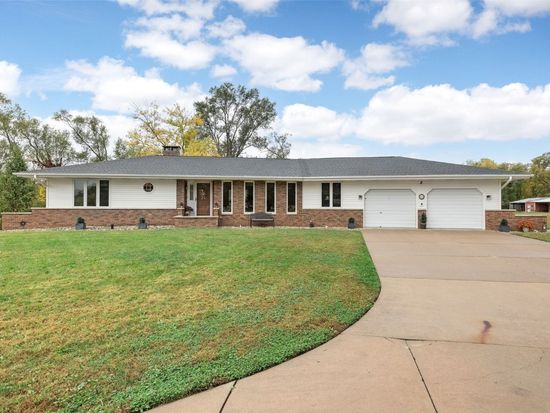 921 Rosedale Rd, Cedar Rapids, IA 52403