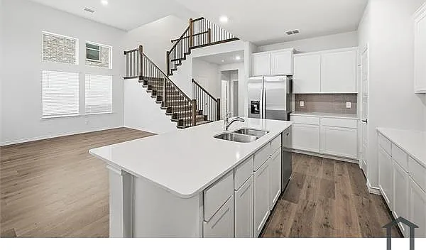 4 bed, 2532 sqft, $3,555 — Photo 4