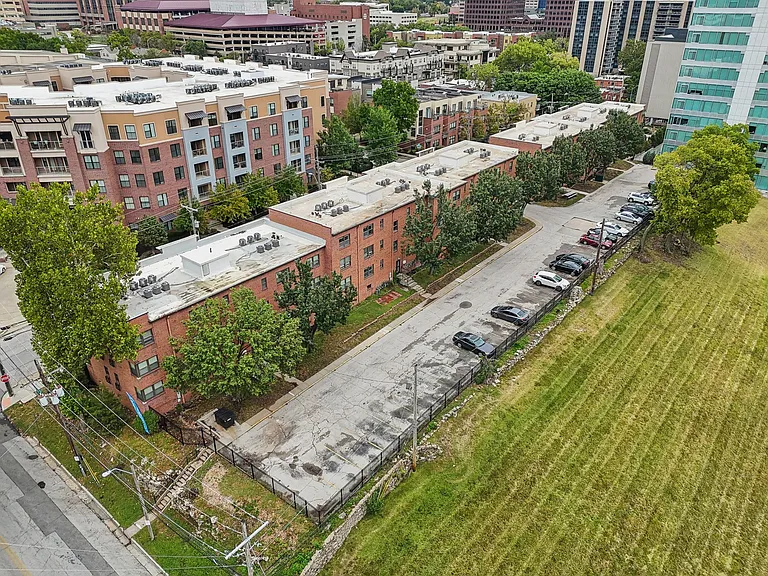 Broadway 46 Apartments — Photo 27