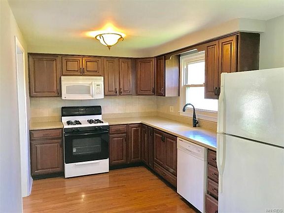 3rd image of 6 Leahy Ct