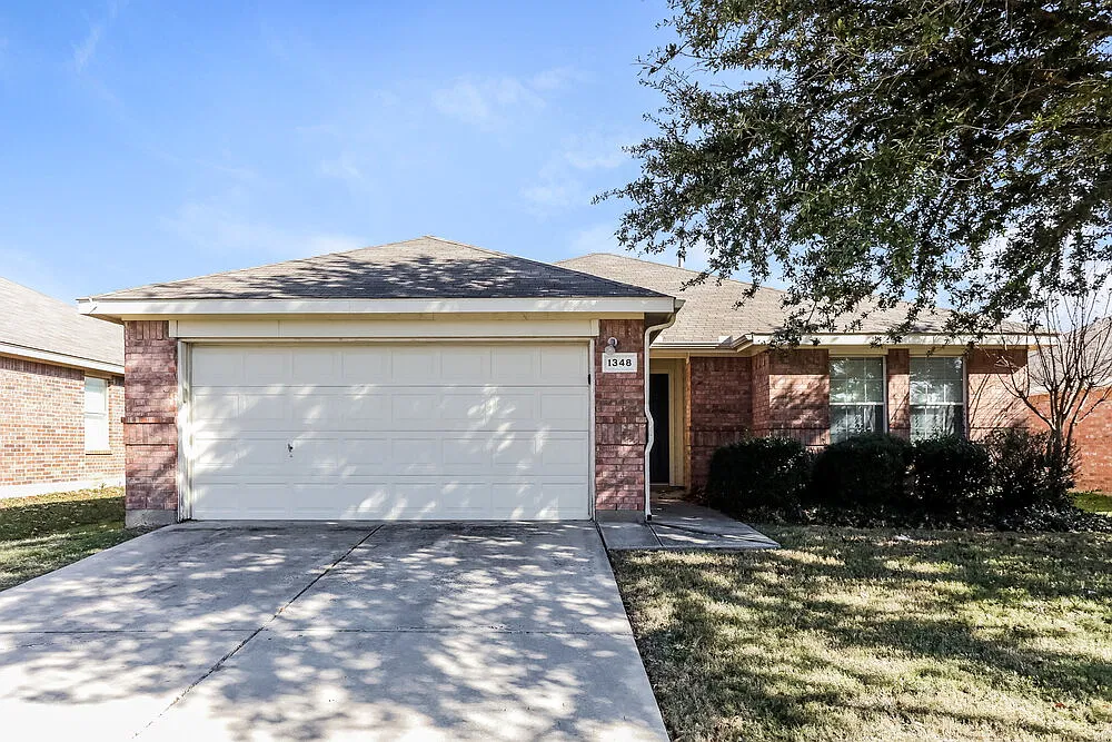 3 bed, 2.0 bath, 1423 sqft, $2,045 — Photo 1