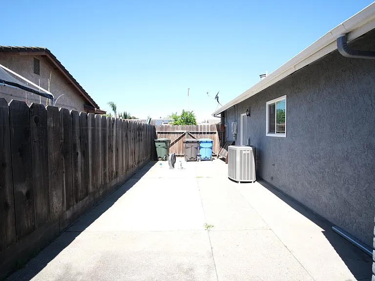 1058 Locust Ave — Photo 24